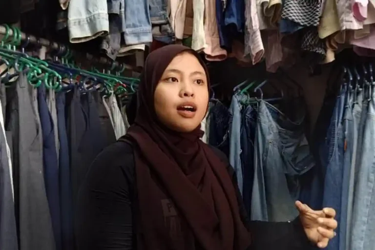 Pedagan-thrifting-di-Bandar-Lampung-keberatan-dengan-kebijakan-Purbaya